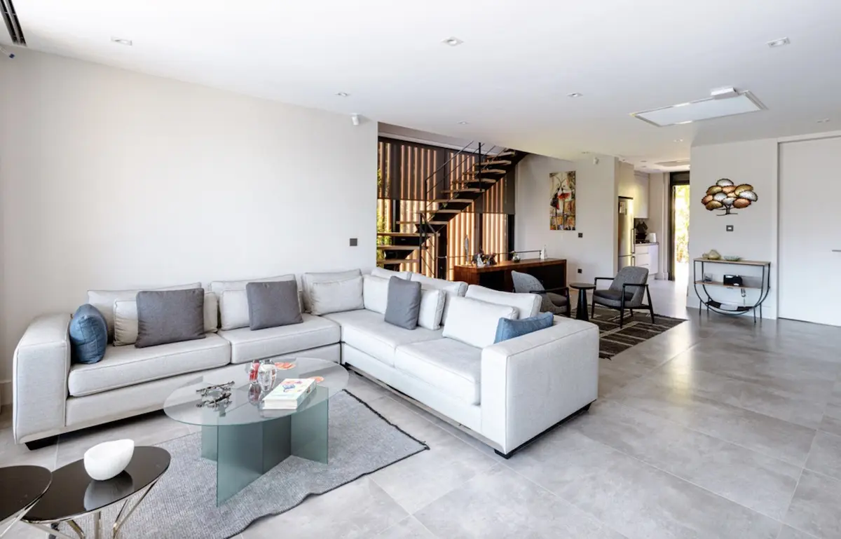 Spacious lounge